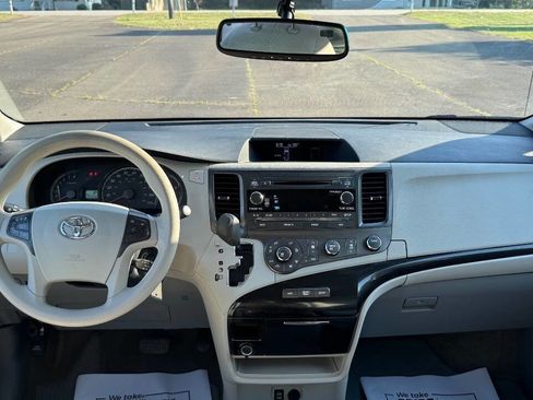 Used 2012 Toyota Sienna LE FWD image 19
