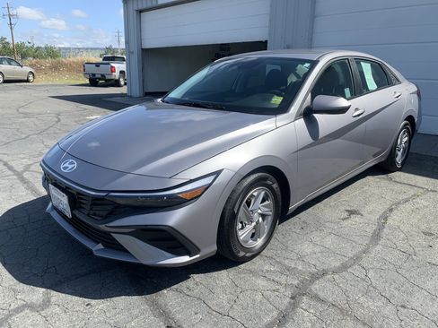 Used 2025 Hyundai Elantra SE FWD image 1