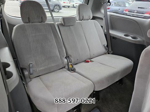 Used 2018 Toyota Sienna LE image 18