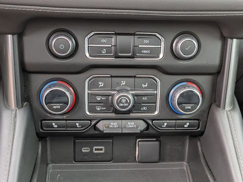 Used 2023 Chevrolet Suburban LT w/ Luxury Package image 24