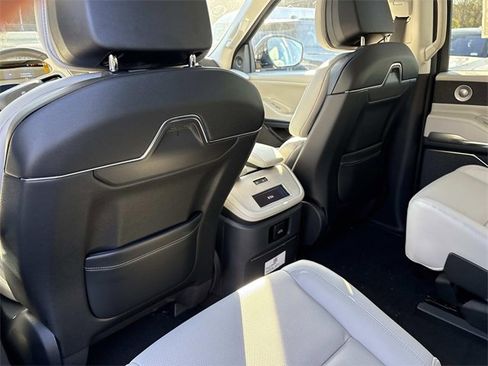 New 2025 Lincoln Navigator L Reserve image 17