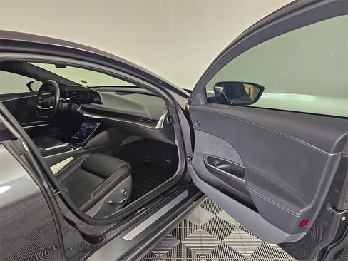 Used 2024 Lucid Air Touring image 12