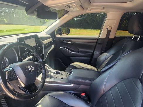 Used 2020 Toyota Highlander XLE FWD image 19