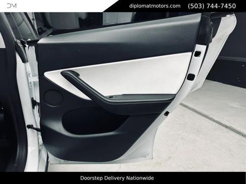 Used 2021 Tesla Model Y Long Range AWD/4WD image 27