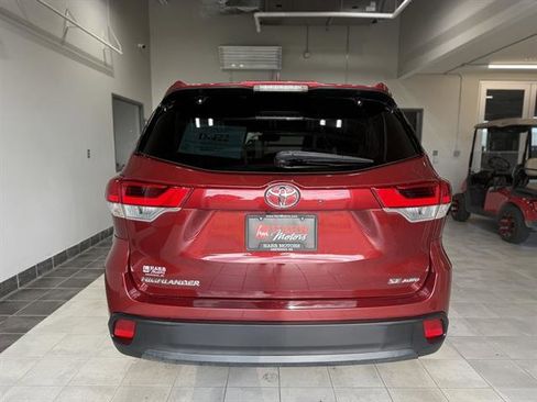 Used 2018 Toyota Highlander SE image 3