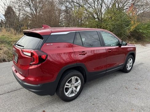 Used 2024 GMC Terrain SLE image 5