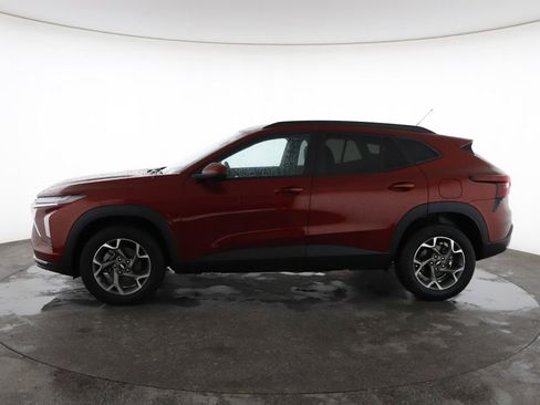 Used 2025 Chevrolet Trax LT FWD image 7