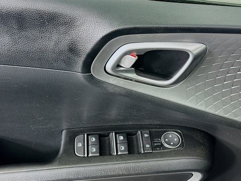 Used 2025 Kia Soul LX w/ LX Technology Package FWD image 15