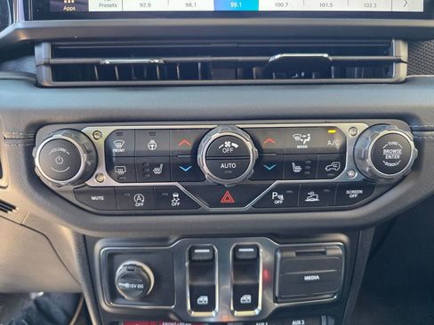 Used 2024 Jeep Wrangler Rubicon image 16