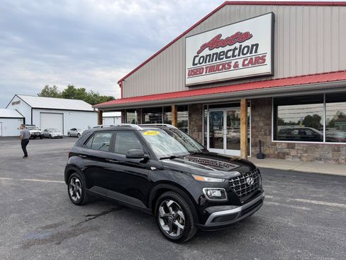 Used 2022 Hyundai Venue SEL w/ Cargo Package FWD image 2