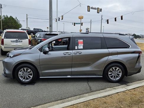 New 2026 Toyota Sienna XLE image 4
