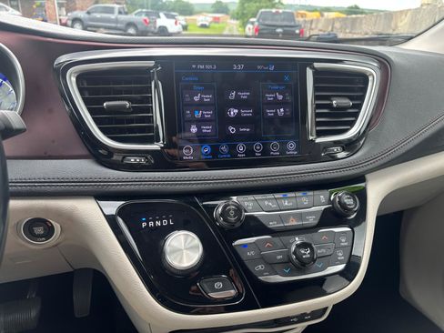 Used 2019 Chrysler Pacifica Limited w/ Advanced Safetytec Group FWD image 12