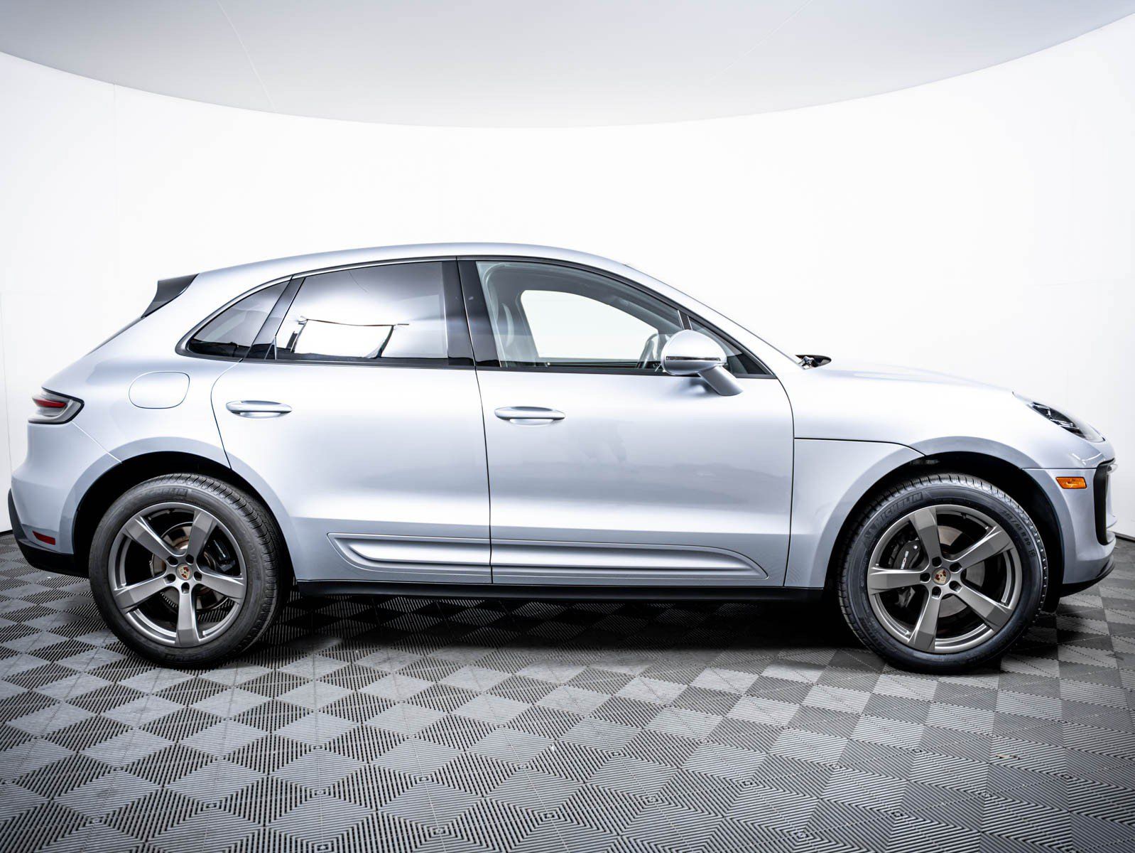 Certified 2023 Porsche Macan AWD/4WD image 9