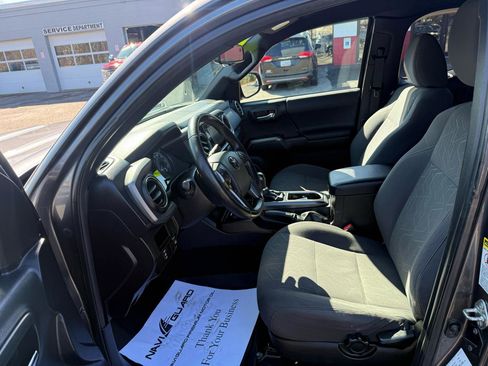Used 2016 Toyota Tacoma TRD Sport image 22