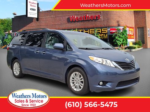 Used 2017 Toyota Sienna XLE Premium FWD image 1
