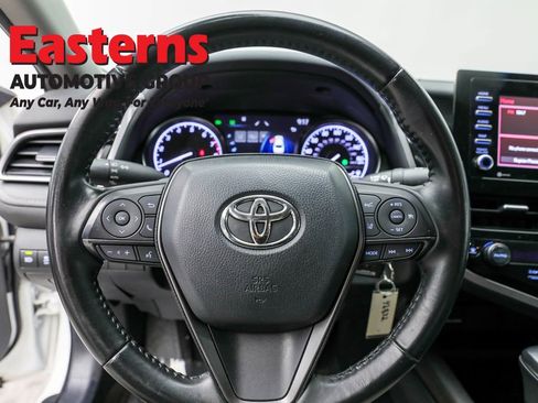 Used 2022 Toyota Camry SE image 10