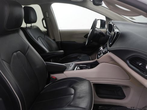 Used 2024 Chrysler Pacifica Limited image 11