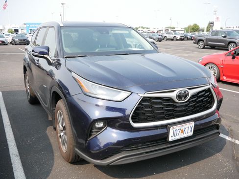 Certified 2026 Toyota Highlander XLE AWD/4WD image 3