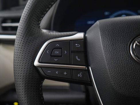 Used 2025 Toyota Sienna AWD image 24