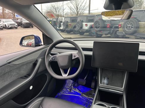 Used 2026 Tesla Model Y 2WD image 31
