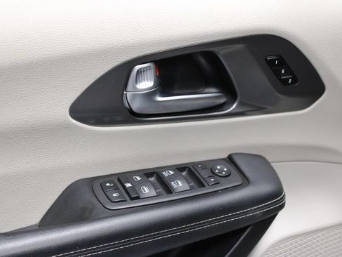 Used 2023 Chrysler Pacifica Touring-L FWD image 22