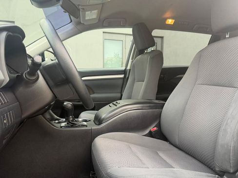 Used 2018 Toyota Highlander LE FWD image 14