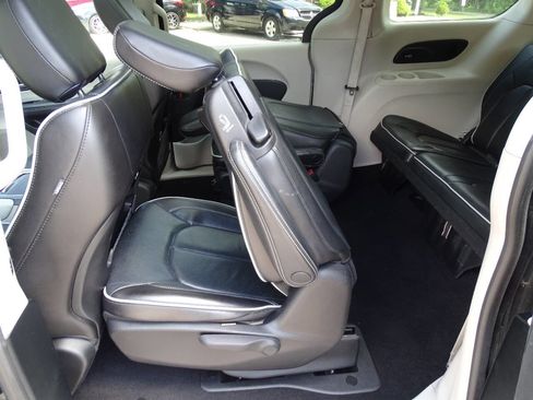 Used 2023 Chrysler Pacifica Limited image 37