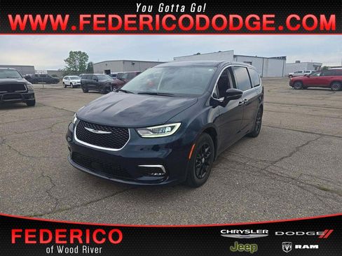Used 2024 Chrysler Pacifica Touring-L FWD image 1