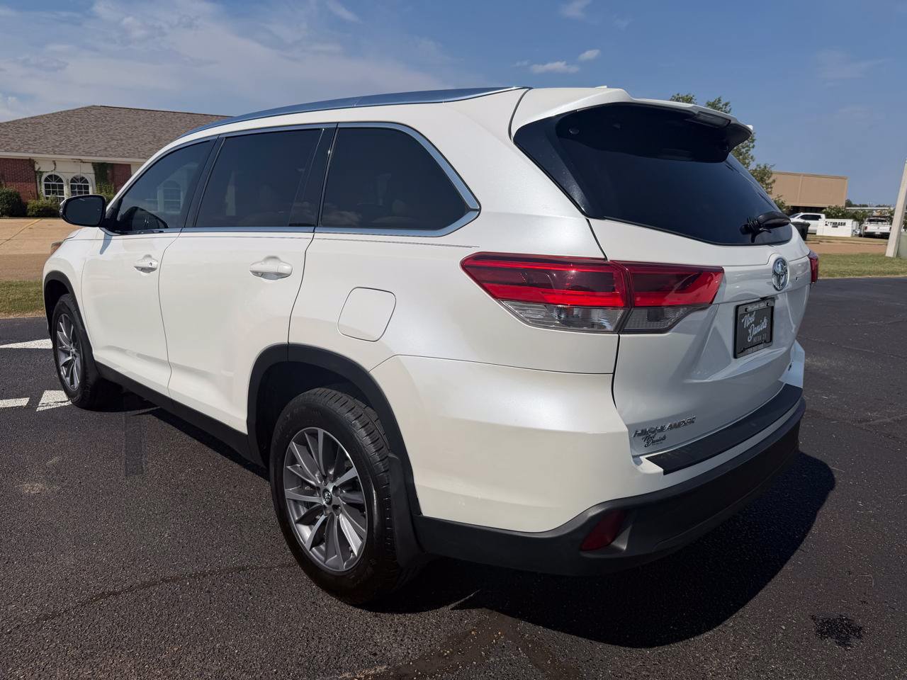 Used 2019 Toyota Highlander XLE FWD image 4