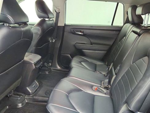 Used 2021 Toyota Highlander XLE image 21