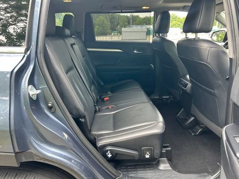 Used 2019 Toyota Highlander XLE AWD/4WD image 30