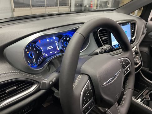 Used 2026 Chrysler Pacifica Limited image 30