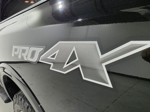 Used 2019 Nissan Titan S image 35