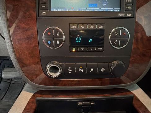 Used 2008 Chevrolet Suburban LTZ w/ LTZ Preferred Equipment Group AWD/4WD image 19
