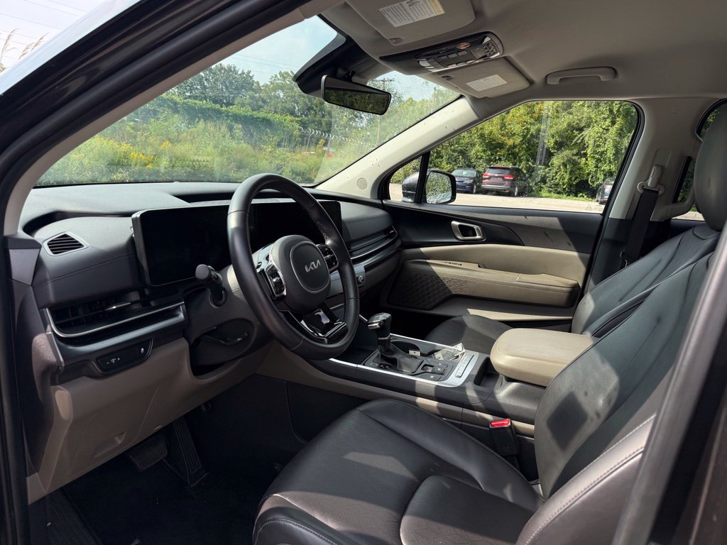 Used 2025 Kia Carnival FWD image 8