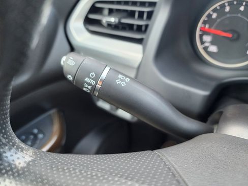 Used 2023 GMC Acadia SLE image 30