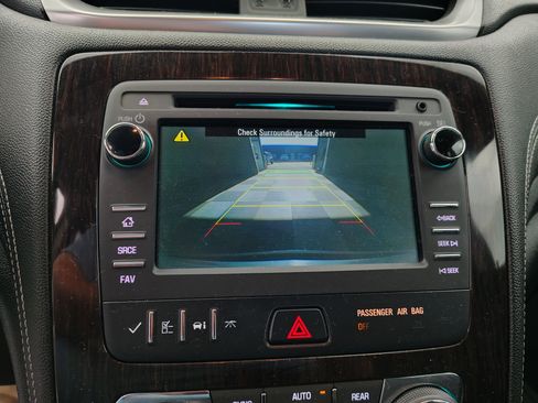 Used 2017 Chevrolet Traverse LT AWD/4WD image 3