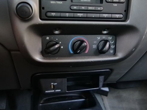 Used 2004 Ford Ranger XLT / 4.0L V6 / Power Locks & image 11