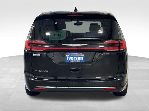 Used 2025 Chrysler Pacifica Select image 6