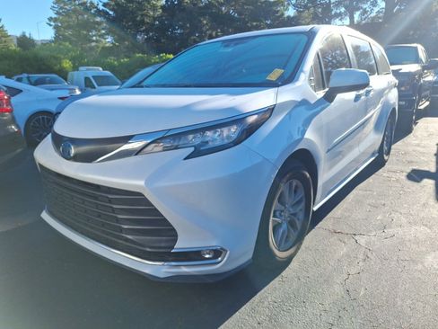 Used 2022 Toyota Sienna XLE image 2