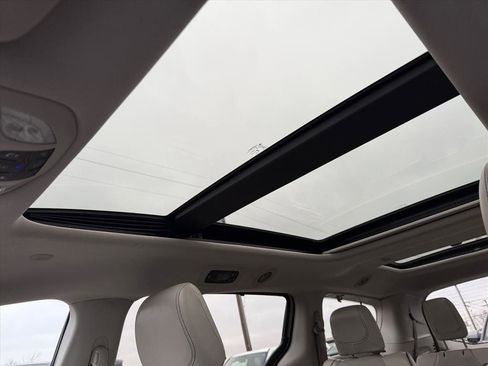 Used 2017 Chrysler Pacifica Limited w/ UConnect Theater Package image 27