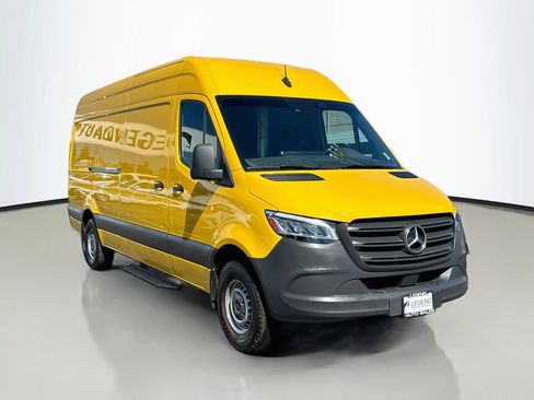 Used 2021 Mercedes-Benz Sprinter 2500 image 4