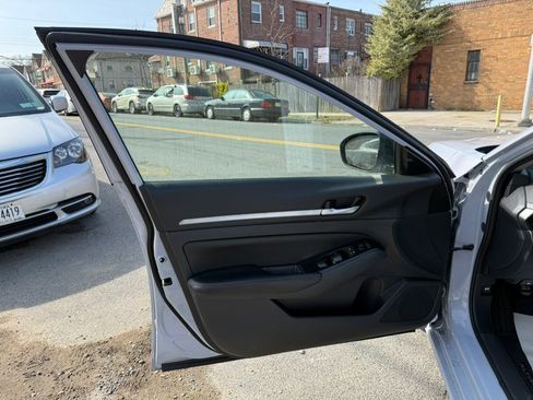 Used 2025 Nissan Altima 2.5 SR FWD image 19