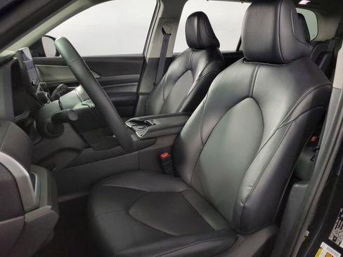 Used 2025 Toyota Grand Highlander AWD image 14