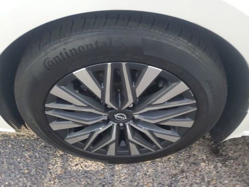 Used 2024 Nissan Altima 2.5 SV w/ SV Premium Package image 10