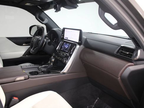 Used 2024 Lexus LX 600 4WD w/ Luxury Package image 31