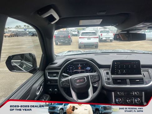 Used 2024 GMC Yukon SLT w/ SLT Luxury Package image 14