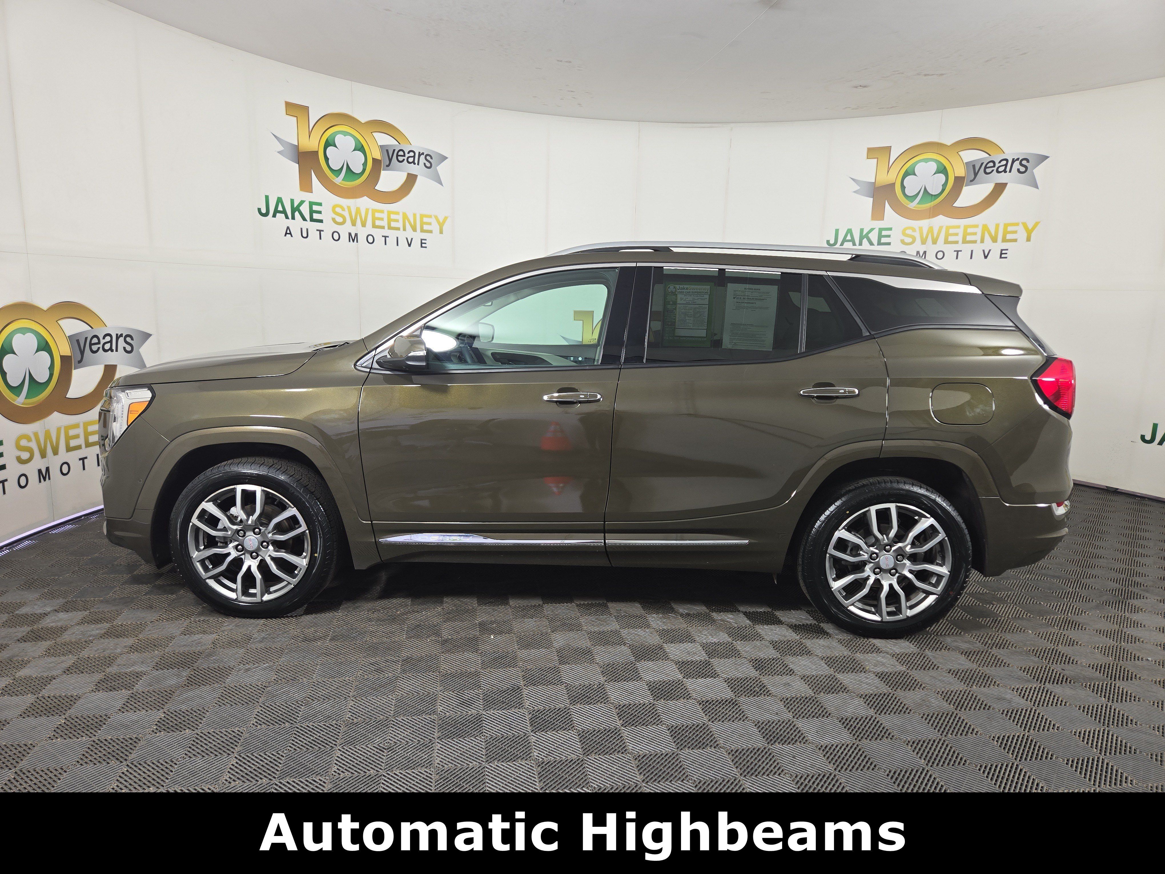 Used 2024 GMC Terrain Denali w/ Denali Premium Package AWD/4WD image 4