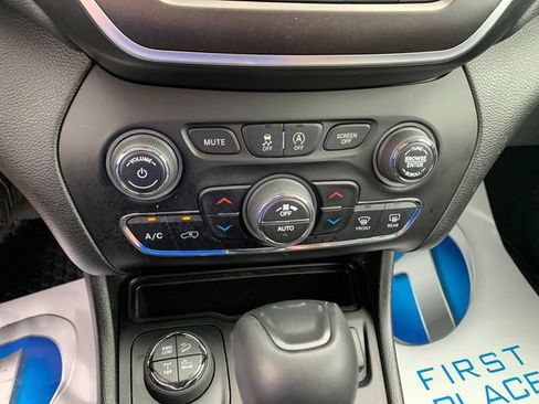 Used 2021 Jeep Cherokee Trailhawk AWD/4WD image 22