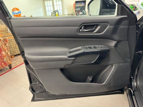 Used 2024 Nissan Pathfinder SV image 13